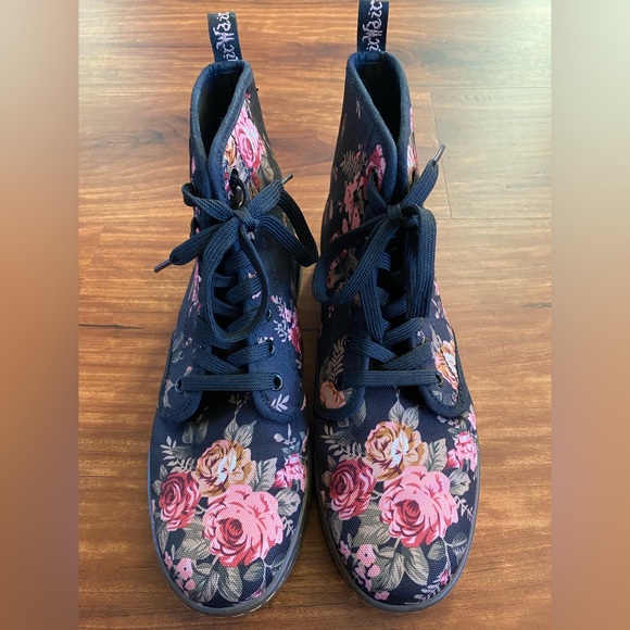 DR. MARTENS Shoreditch Floral Canvas Boot - Picture 2 of 12